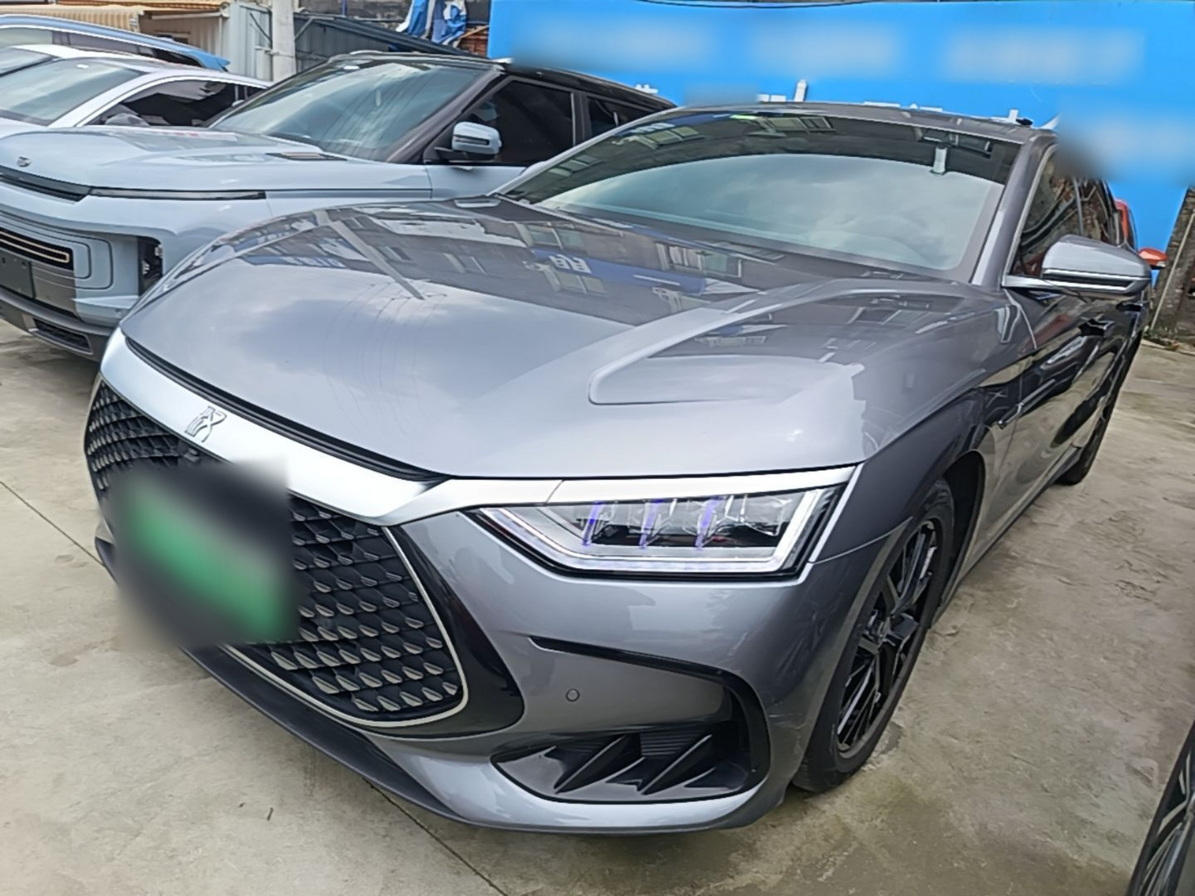 تحت مقدمة السيارة
