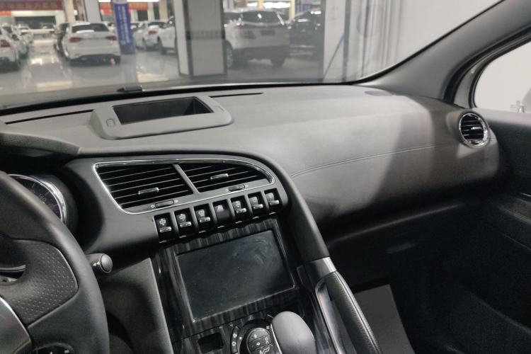 Used Peugeot 3008 2015 1.6THP Automatic Prestige Edition Center Console