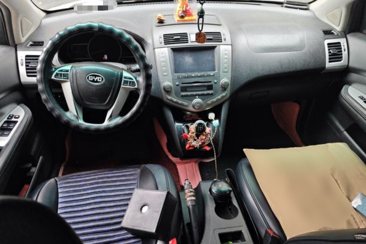 Used BYD S6 2014 2.0L Manual Luxury 5-Seater Center Console