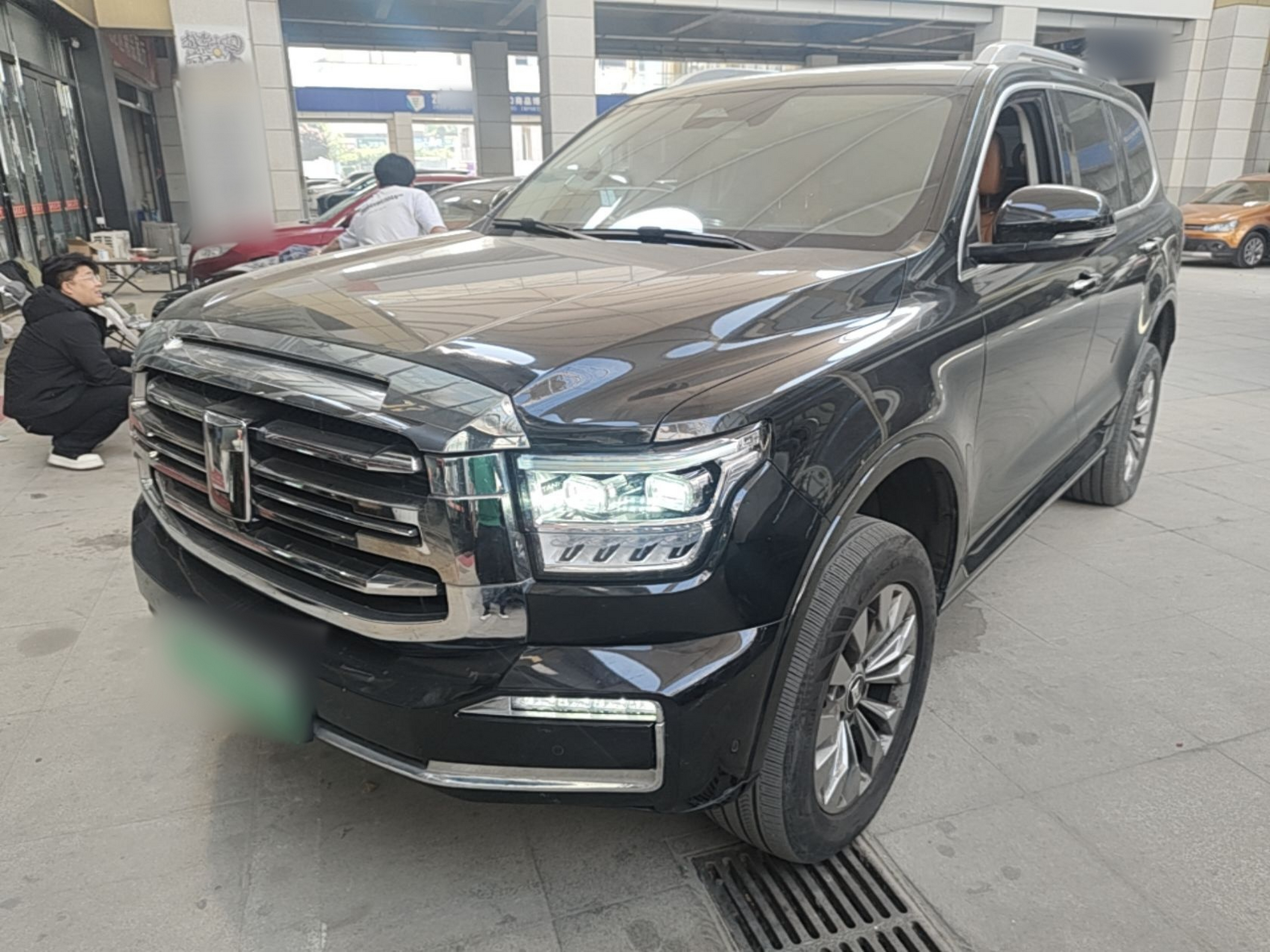 Под передней частью автомобиля