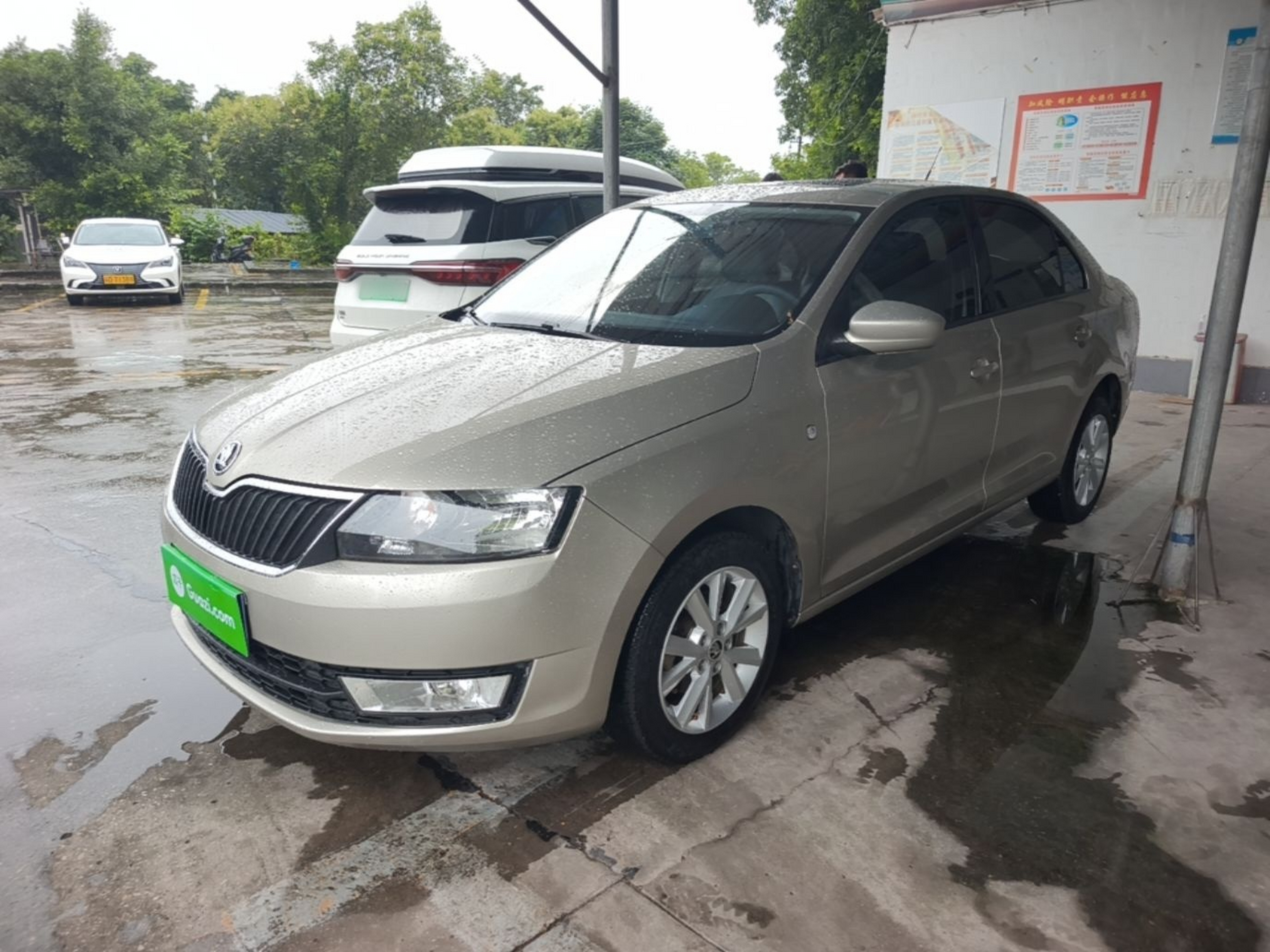 Под передней частью автомобиля