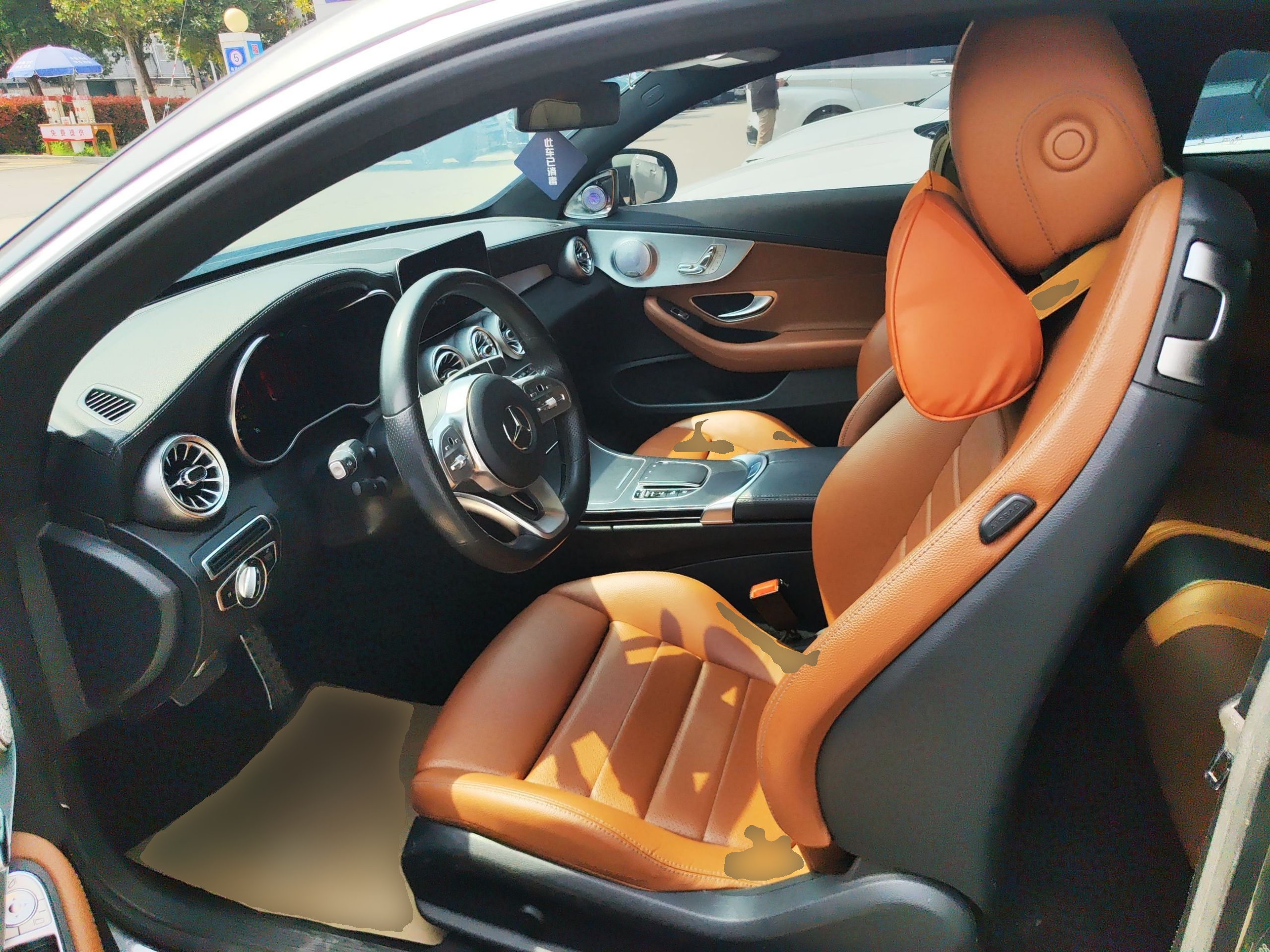 المقاعد الأمامية داخل السيارة