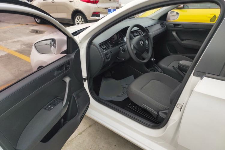 Used Skoda Rapid Spaceback 2016 Revised Version 1.6L Automatic Front-Drive Edition Driver Seat