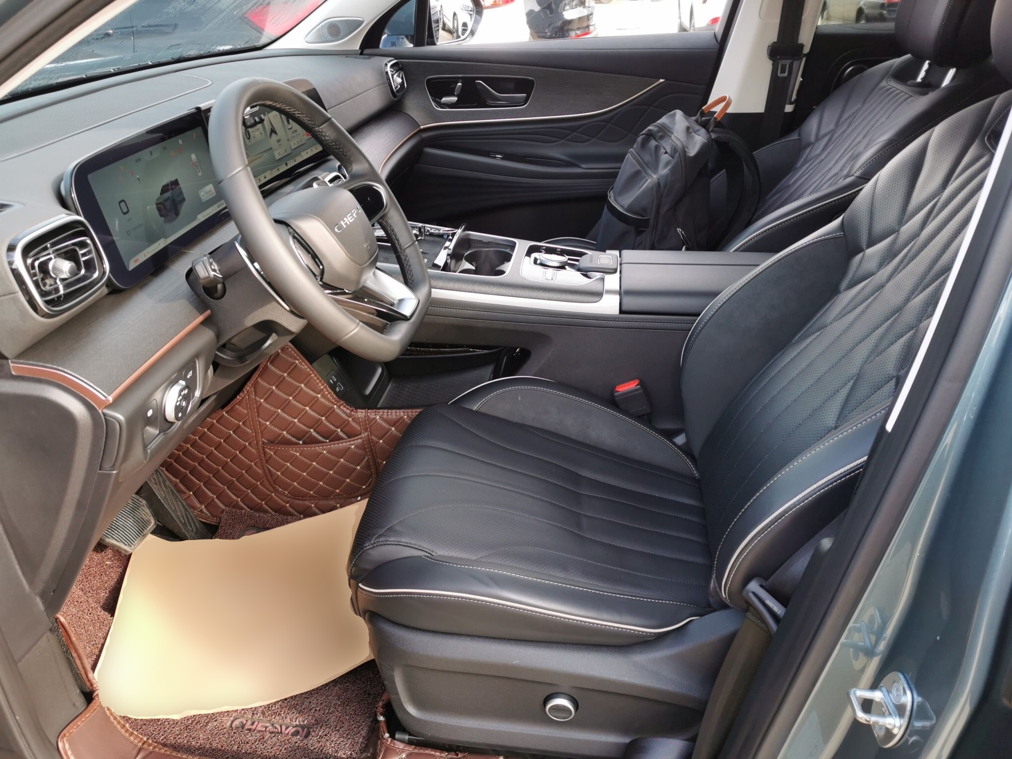 المقاعد الأمامية داخل السيارة