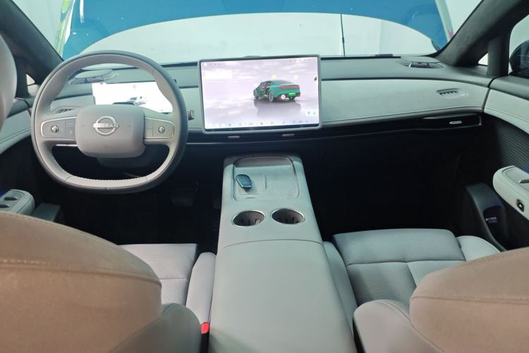 Used Nissan N7 2025 625 Max Center Console