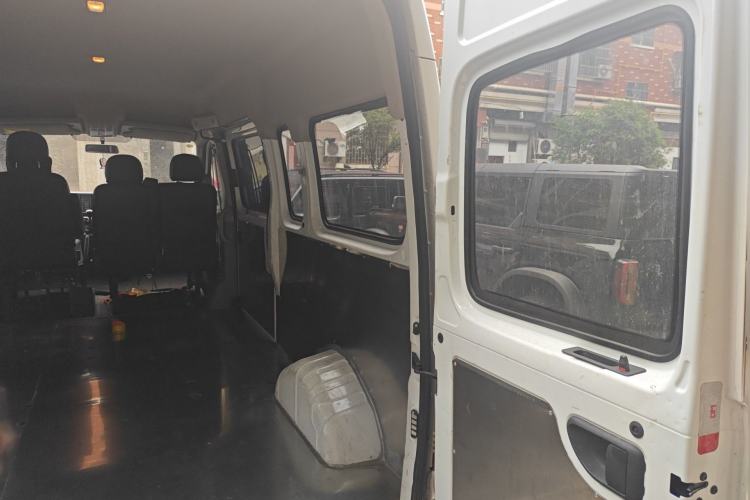 Used SAIC MAXUS Xintu V80 2025 Value Edition Aoyuntong 2.0T Manual Long Wheelbase Mid-Height Design 127 Ps 6/7/9-Seater Trunk