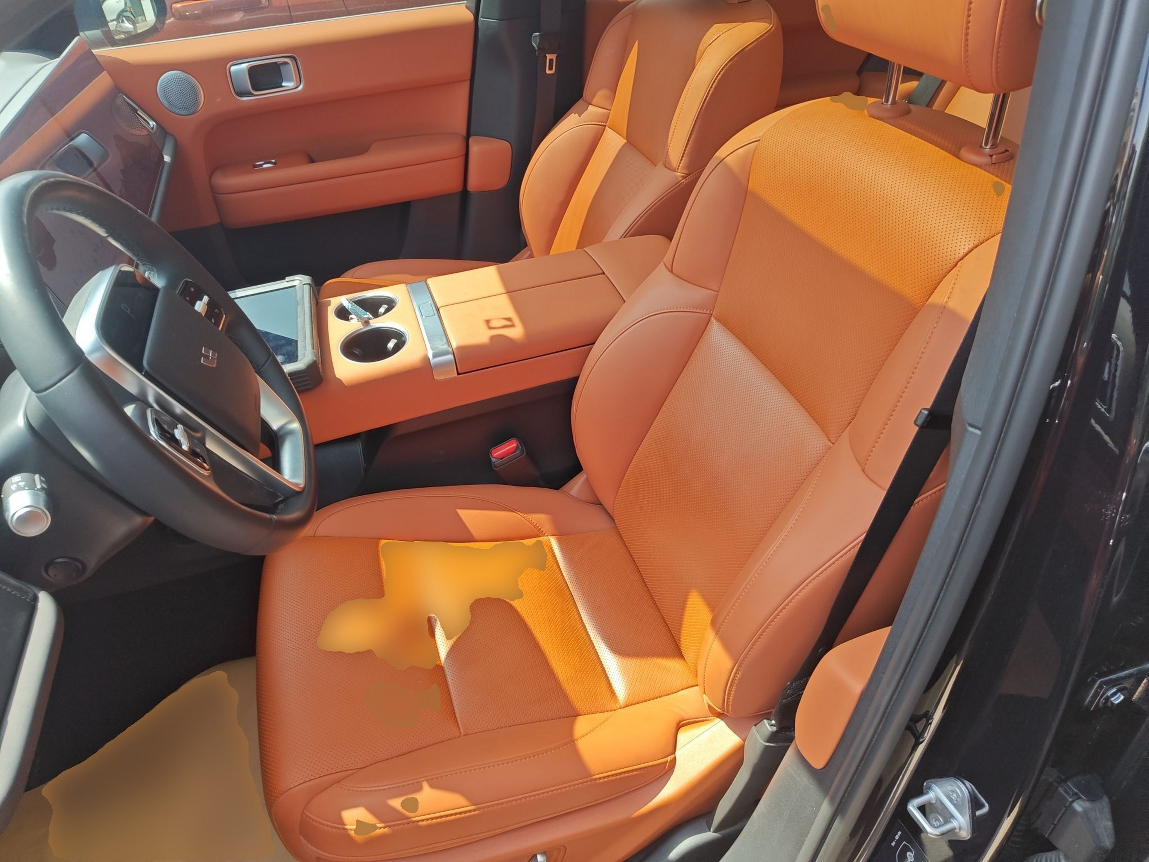 المقاعد الأمامية داخل السيارة