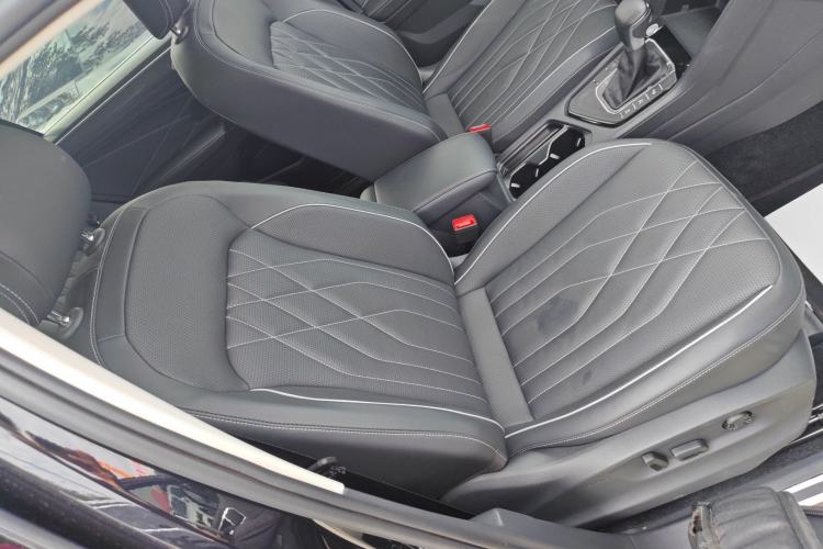 Used Volkswagen Tiguan L 2024 330TSI Automatic Two-Wheel Drive R-Line Enhanced Edition Right Front Seat