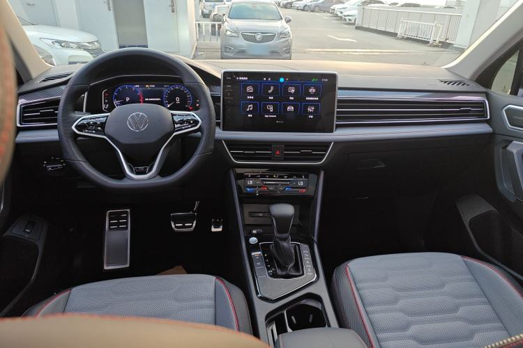 Used Volkswagen Tiguan L 2023 330TSI Automatic Two-Wheel Drive R-Line Flagship Edition Center Console