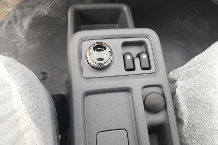 Used Wuling Yangguang 2024 300KM Comfort Version Passenger Van 75kW