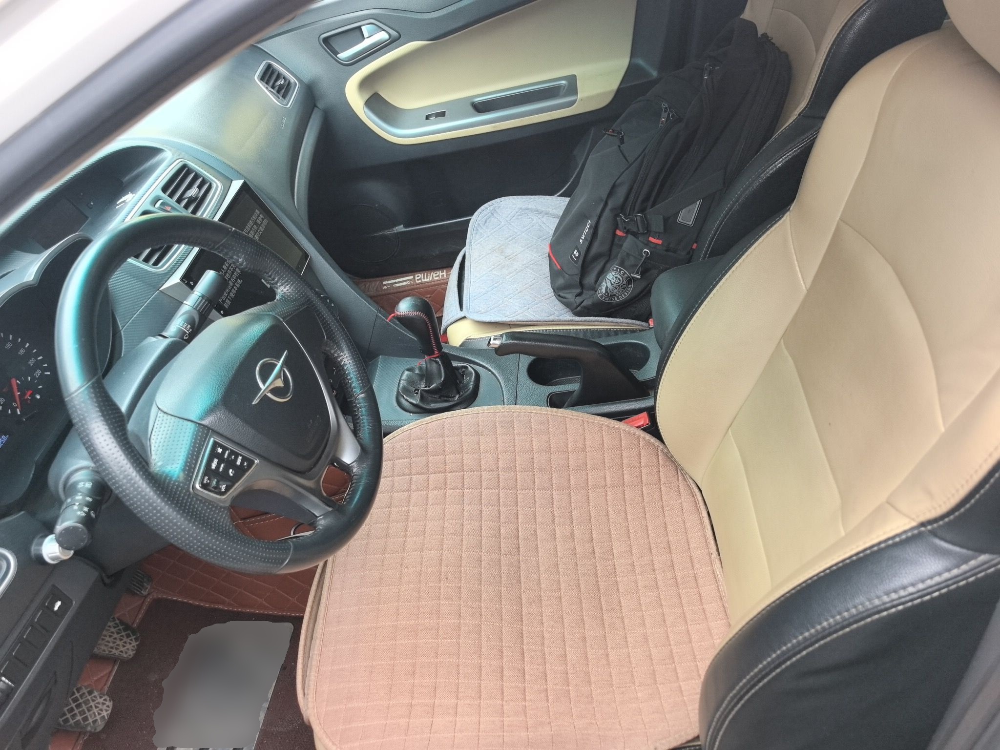 المقاعد الأمامية داخل السيارة