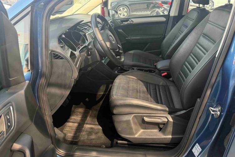 Used Volkswagen Touran 2016 Volkswagen Touran L 280TSI DSG Comfort Edition Interior 3