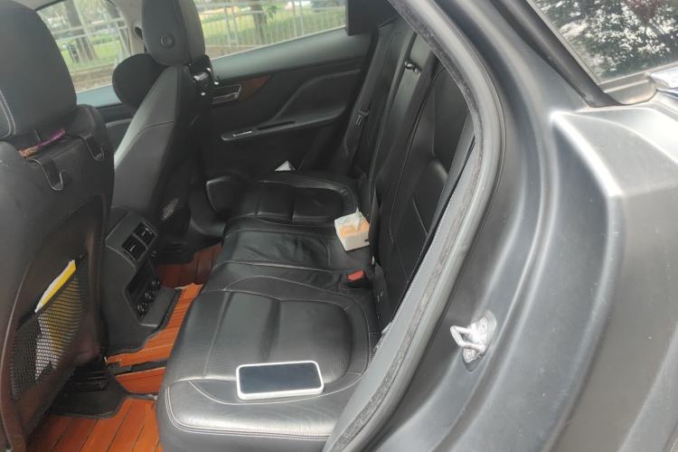 Used Jaguar F-PACE 2016 2.0T Two-Wheel-Drive R-Sport Sport Edition Left Rear Seat