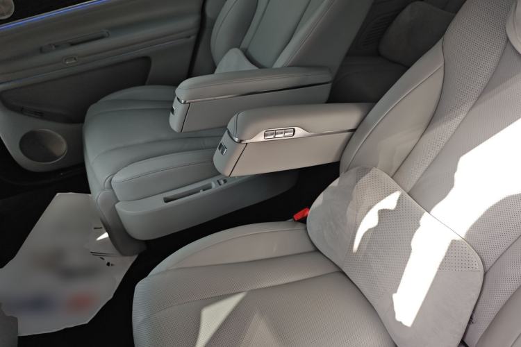 Used Hima AITO M9 2025 Extended-Range Max Version 52 kWh 6-Seater Edition Left Rear Seat