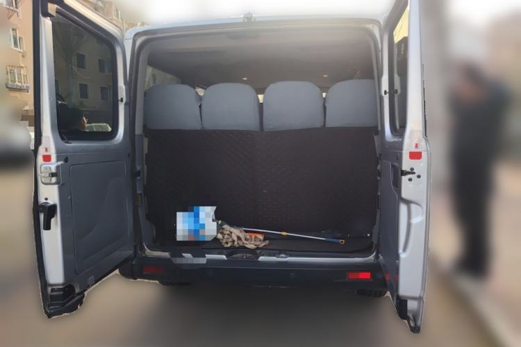 Used SAIC MAXUS Xintu V80 2019 2.5T Classic Model 6-Speed Manual Commercial Van with Short Wheelbase and Low Roof 9-Seater