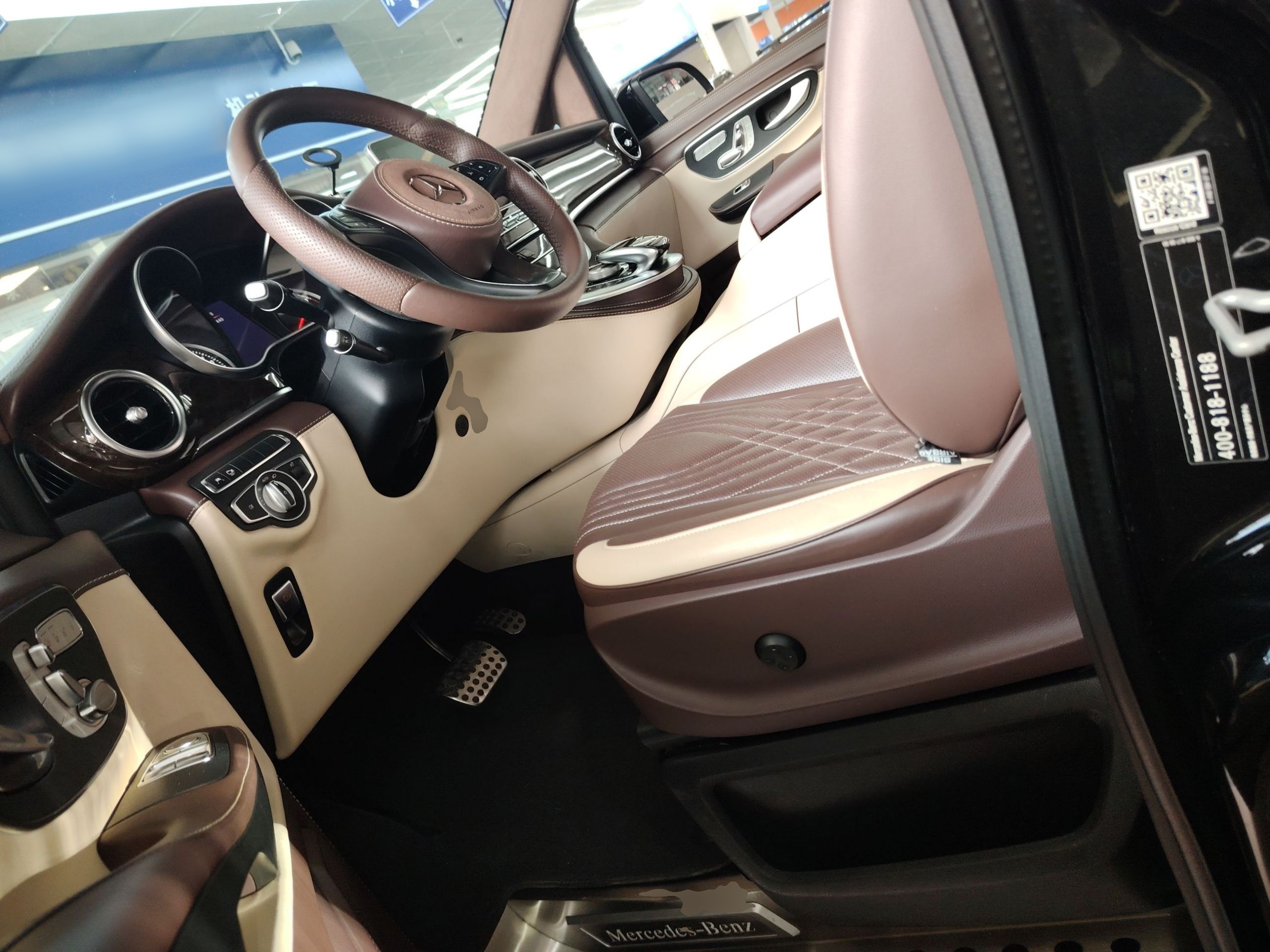 المقاعد الأمامية داخل السيارة