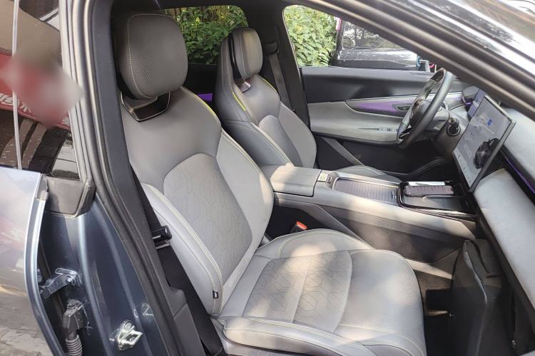 Used Lynk & Co 08 EM-P 2025 220 km All-Wheel-Drive Performance Halo
