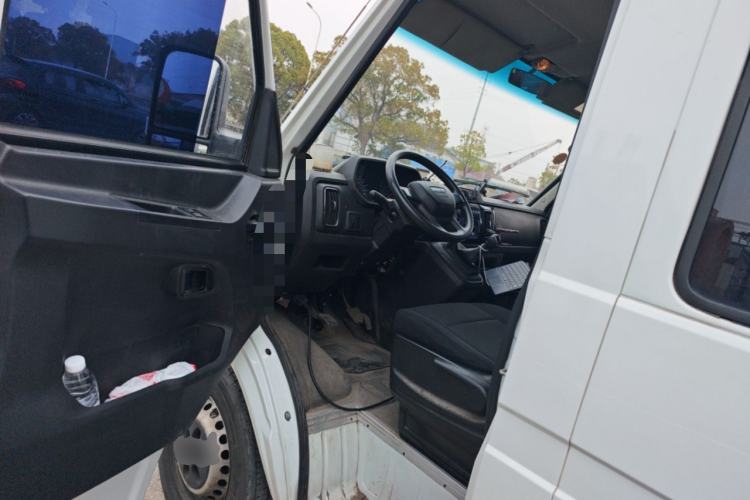 Used Iveco Daily 2023 2.5T A35M1 Short Wheelbase Low-Roof Single-Tire Side-Sliding Door 5-9 Seater Driver Seat