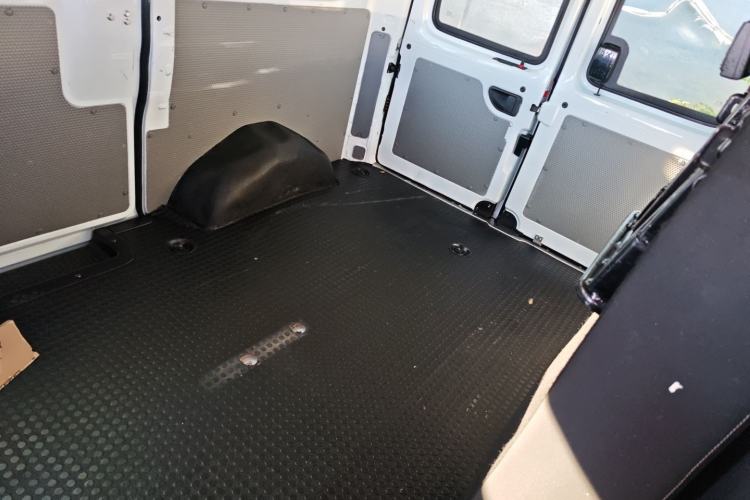 Used SAIC MAXUS Xintu V80 2023 2.0T Manual Classic Aoyuntong Short Wheelbase Ultra-Low Roof 5/6-Seater Left Rear Seat