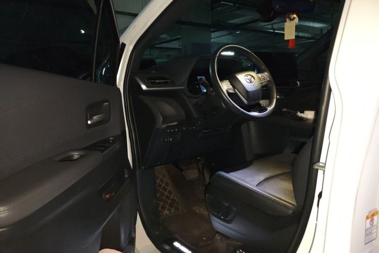 Used Toyota SIENNA 2023 2.5L Hybrid Deluxe Edition Driver Seat