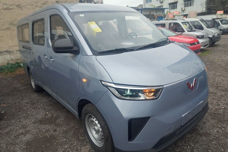 Used Wuling Yangguang 2024 300KM Comfort Version Passenger Van 75kW
