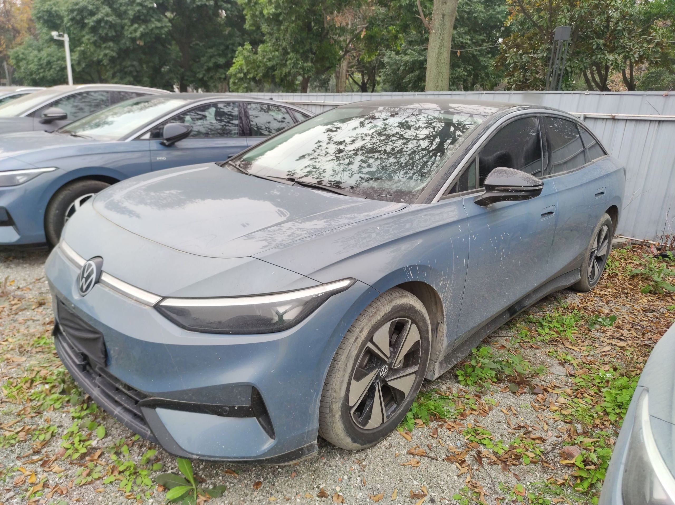 Под передней частью автомобиля