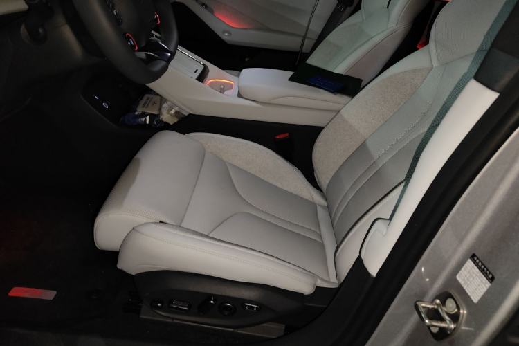 Used XPeng P7 2025 Model—750 All-Wheel-Drive High-Performance Ultra
