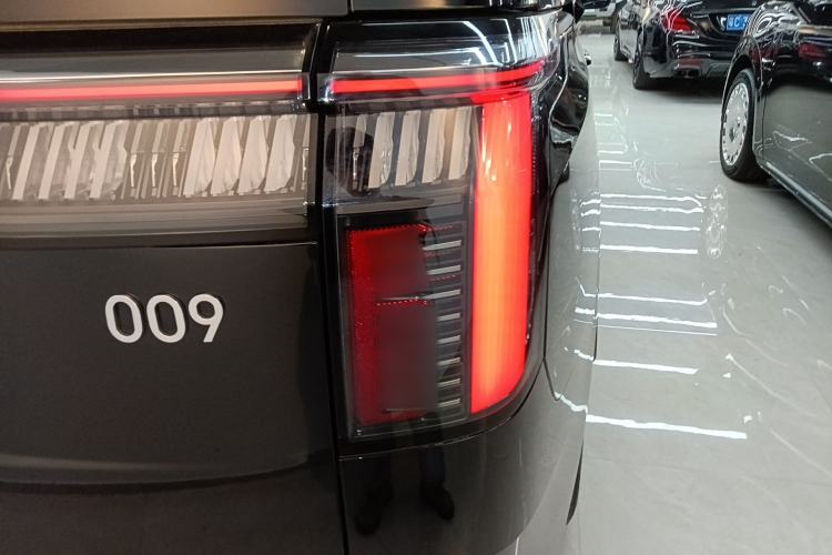 Used Zeekr 009 2024 7-Seater Walk-Through Version Four-Wheel Drive 108 kWh
