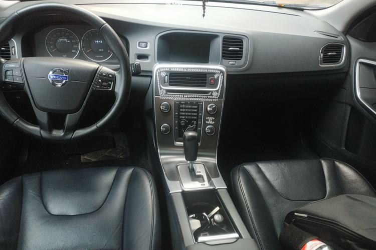 Used Volvo S60 2011 2.0T ZhiShang Version Center Console