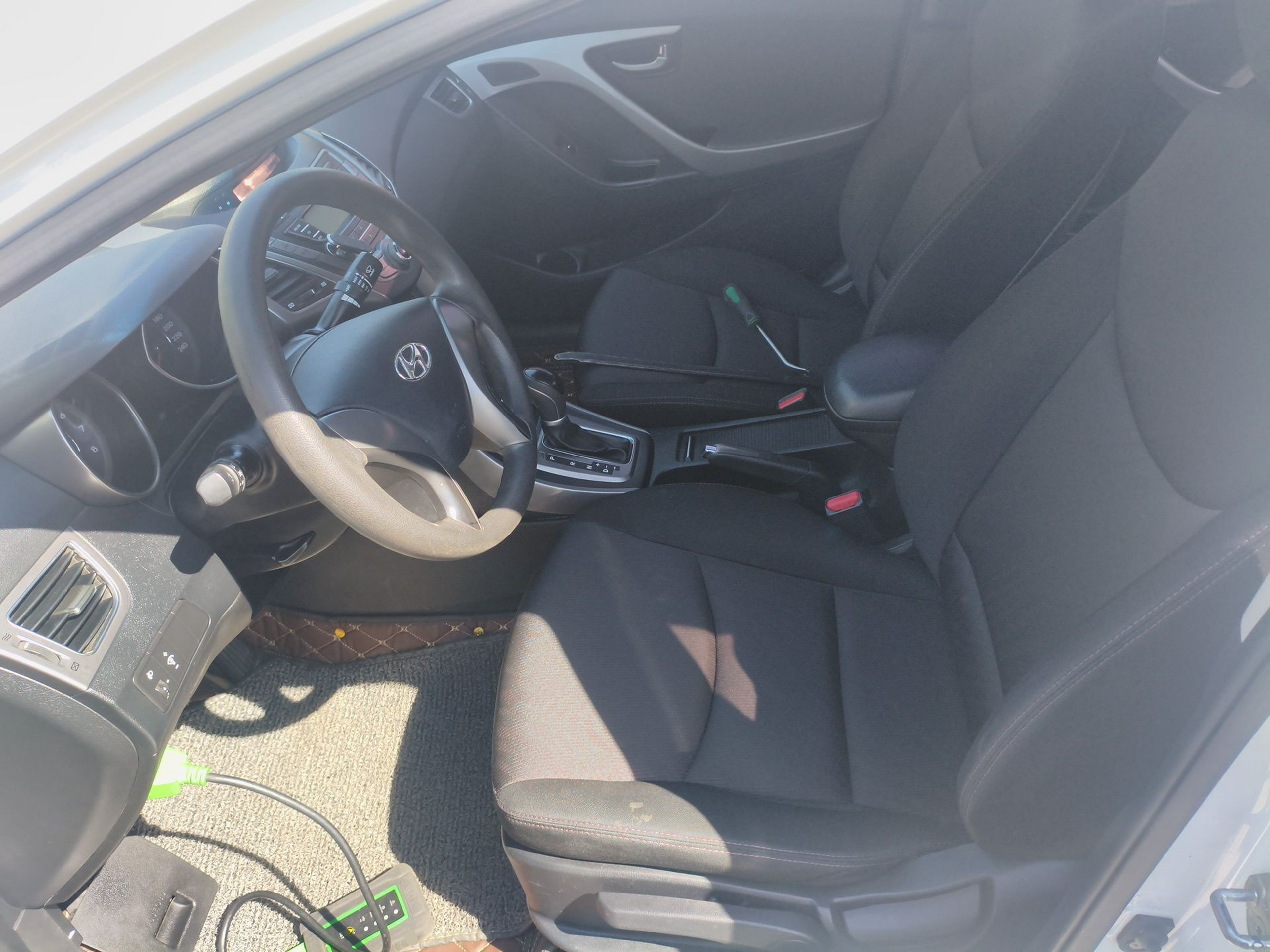 المقاعد الأمامية داخل السيارة