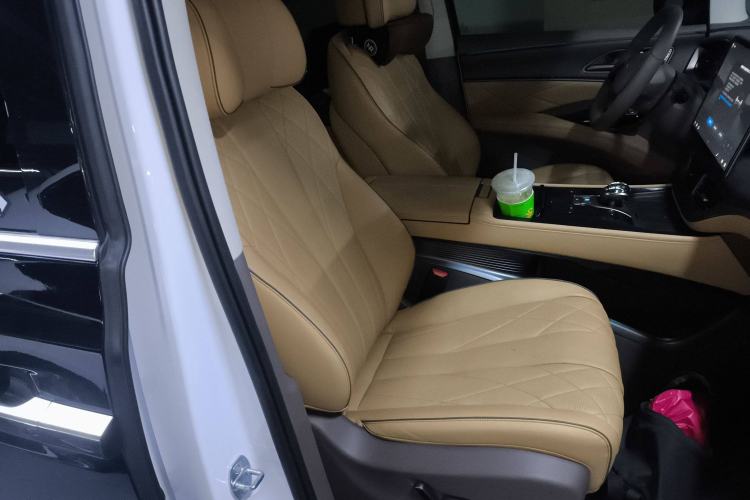 Used Denza D9 2022 EV 600 Four-Wheel Drive Prestige Model
