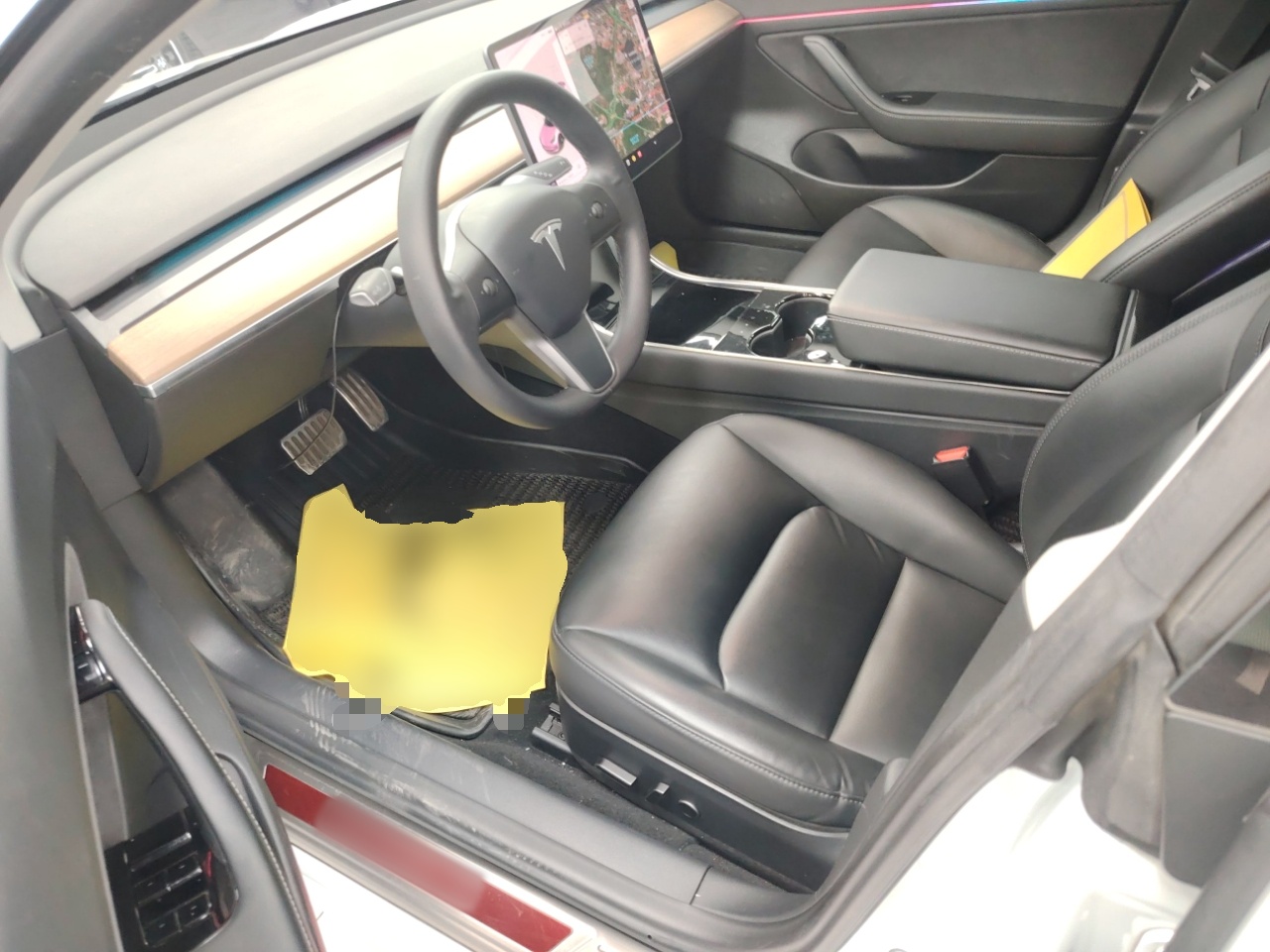 المقاعد الأمامية داخل السيارة