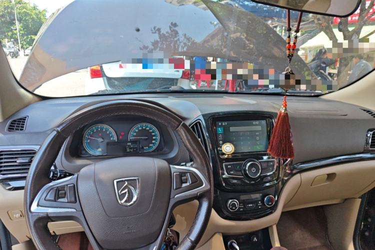 Used Baojun 730 2014 1.5L Manual Luxury Navigation ESP Version 7 Seats Center Console