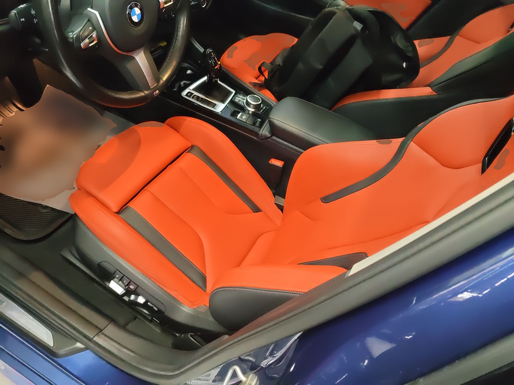 المقاعد الأمامية داخل السيارة