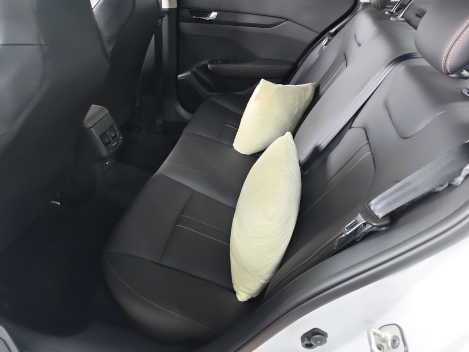 Dongfeng Aeolus Yixuan 2026 1.5L Automatic Luxury Edition — снимка 20
