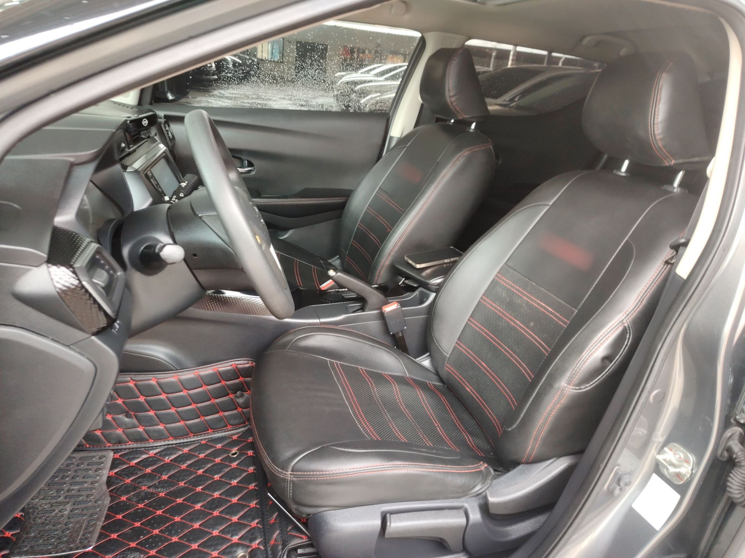 المقاعد الأمامية داخل السيارة