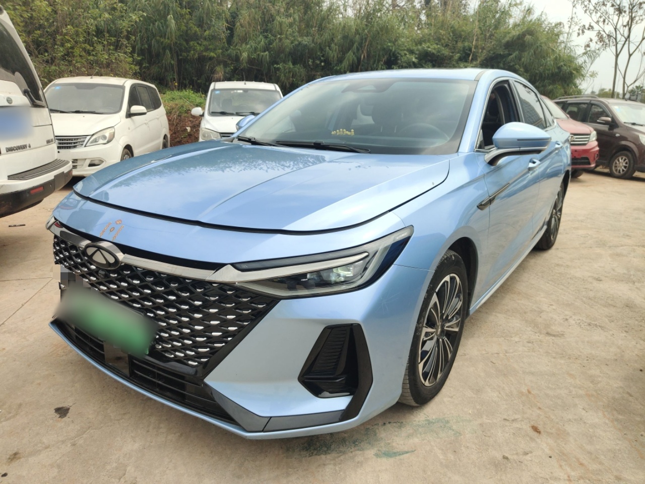 تحت مقدمة السيارة