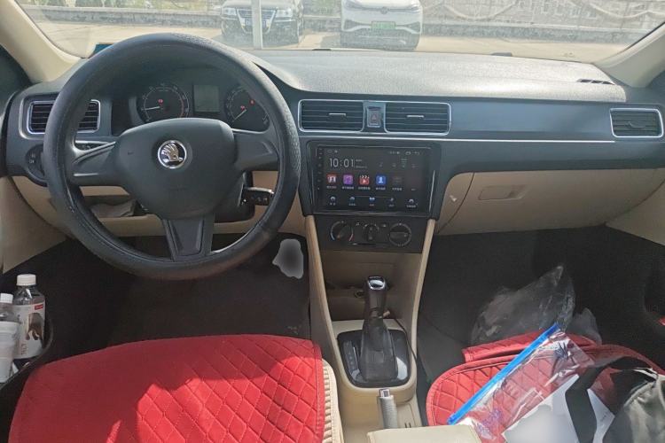 Used Skoda Rapid 2015 1.6L Automatic Smart Selection Model Center Console