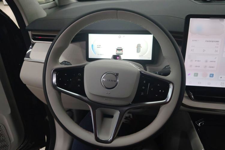 Used Volvo EM90 2025 Ultra Six-Seater