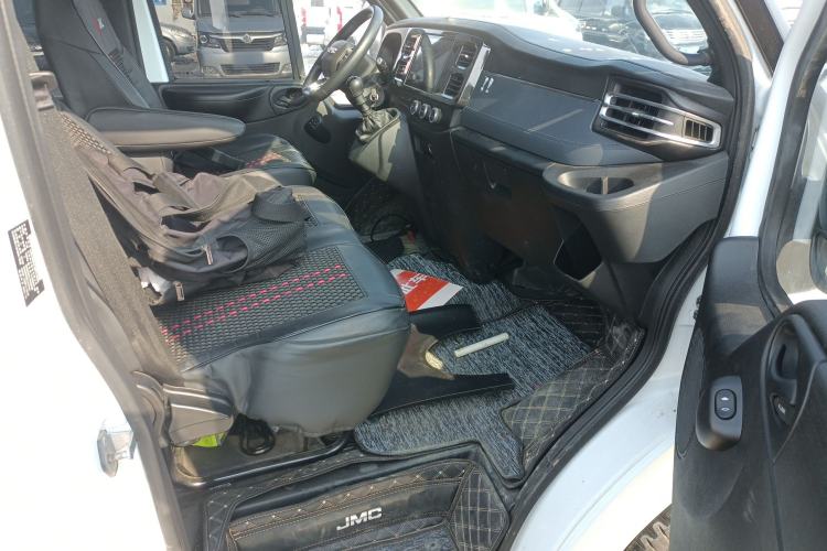 Used JMC Fushun 2025 2.0T 6MT Diesel Mid-Roof High-Arch Commercial Multi-Purpose 7-Seater Passenger Vehicle