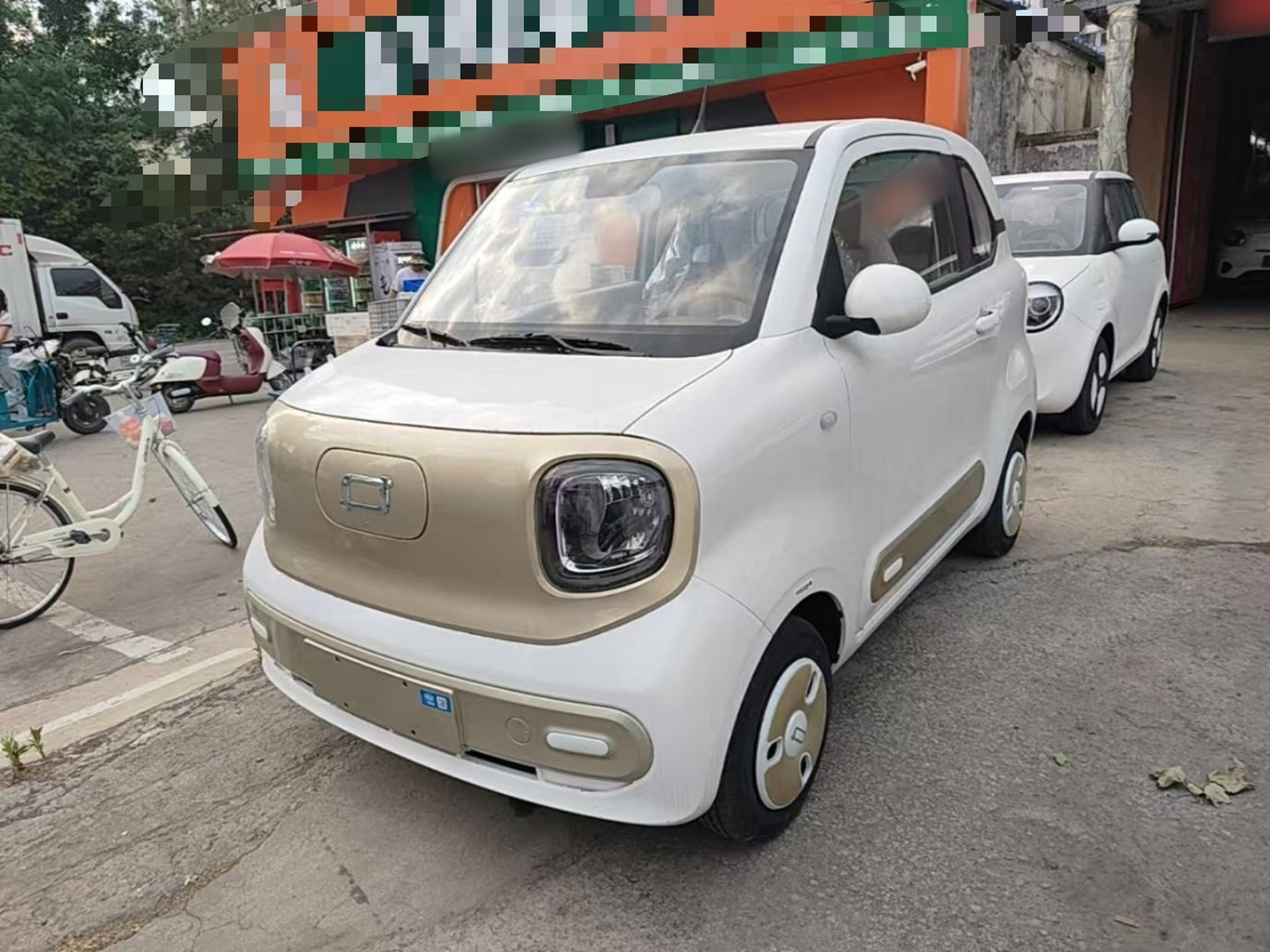 Unter der Vorderseite des Autos