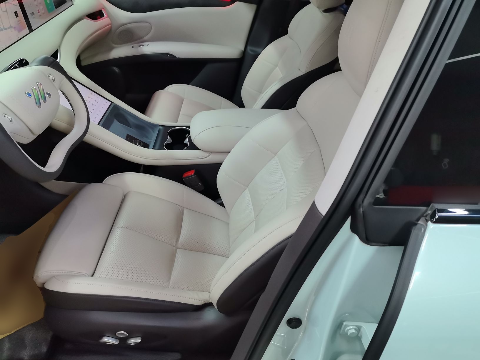 المقاعد الأمامية داخل السيارة