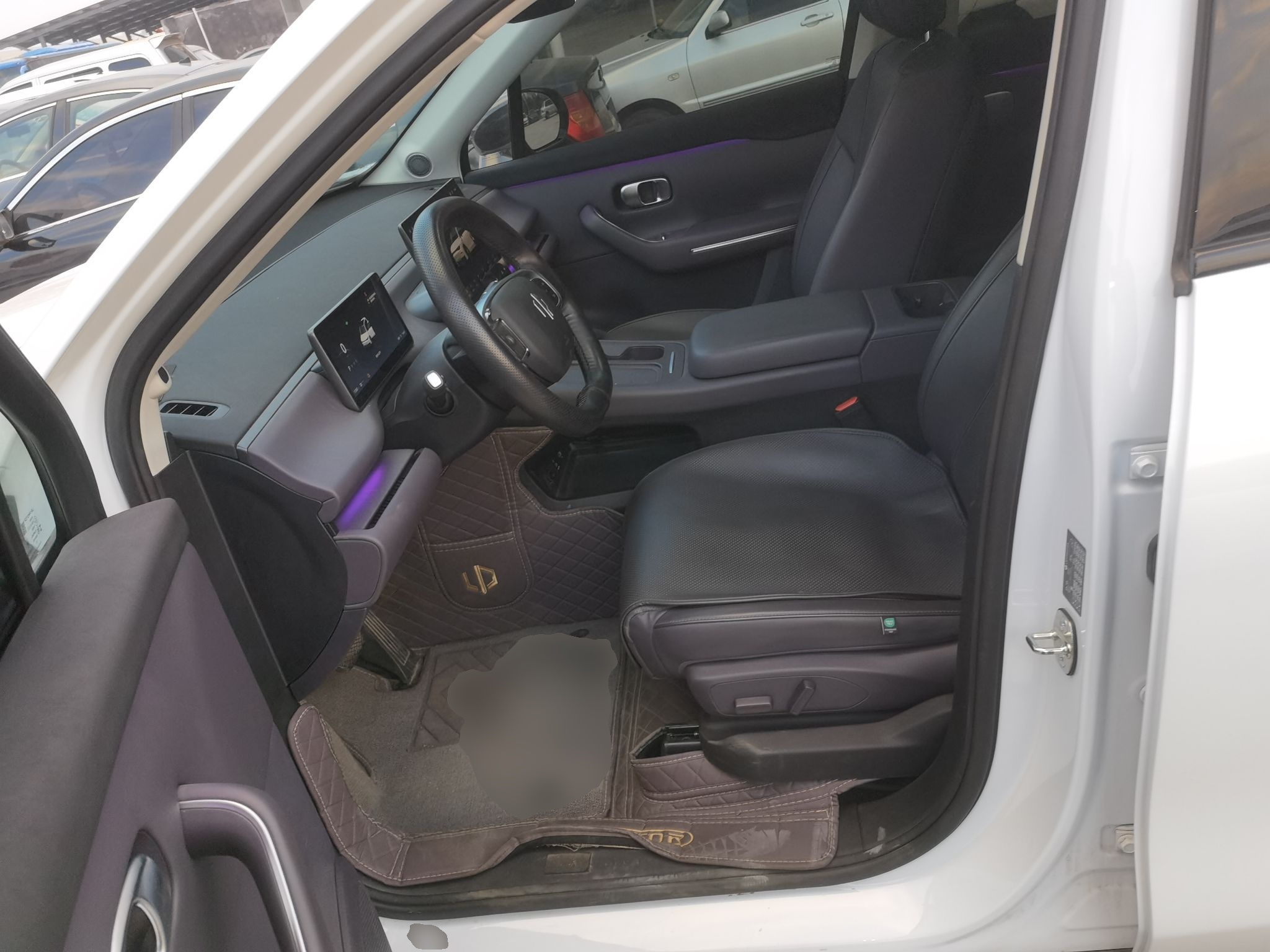 المقاعد الأمامية داخل السيارة