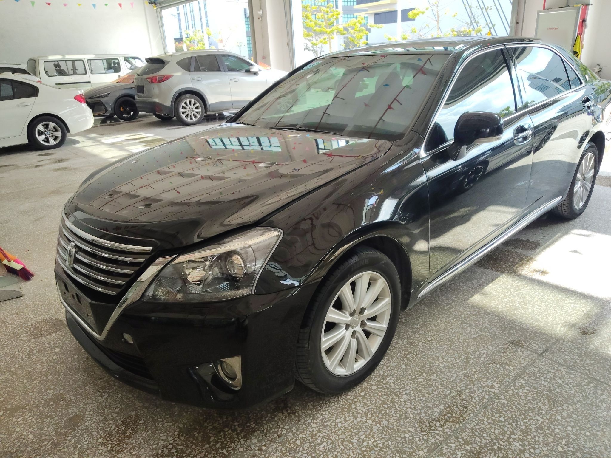 تحت مقدمة السيارة