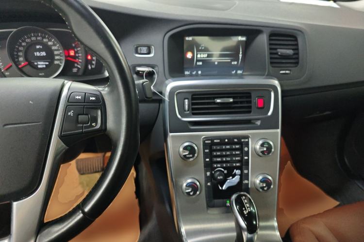 Used Volvo S60 2015 S60L 2.0T Zhiyuan Edition
