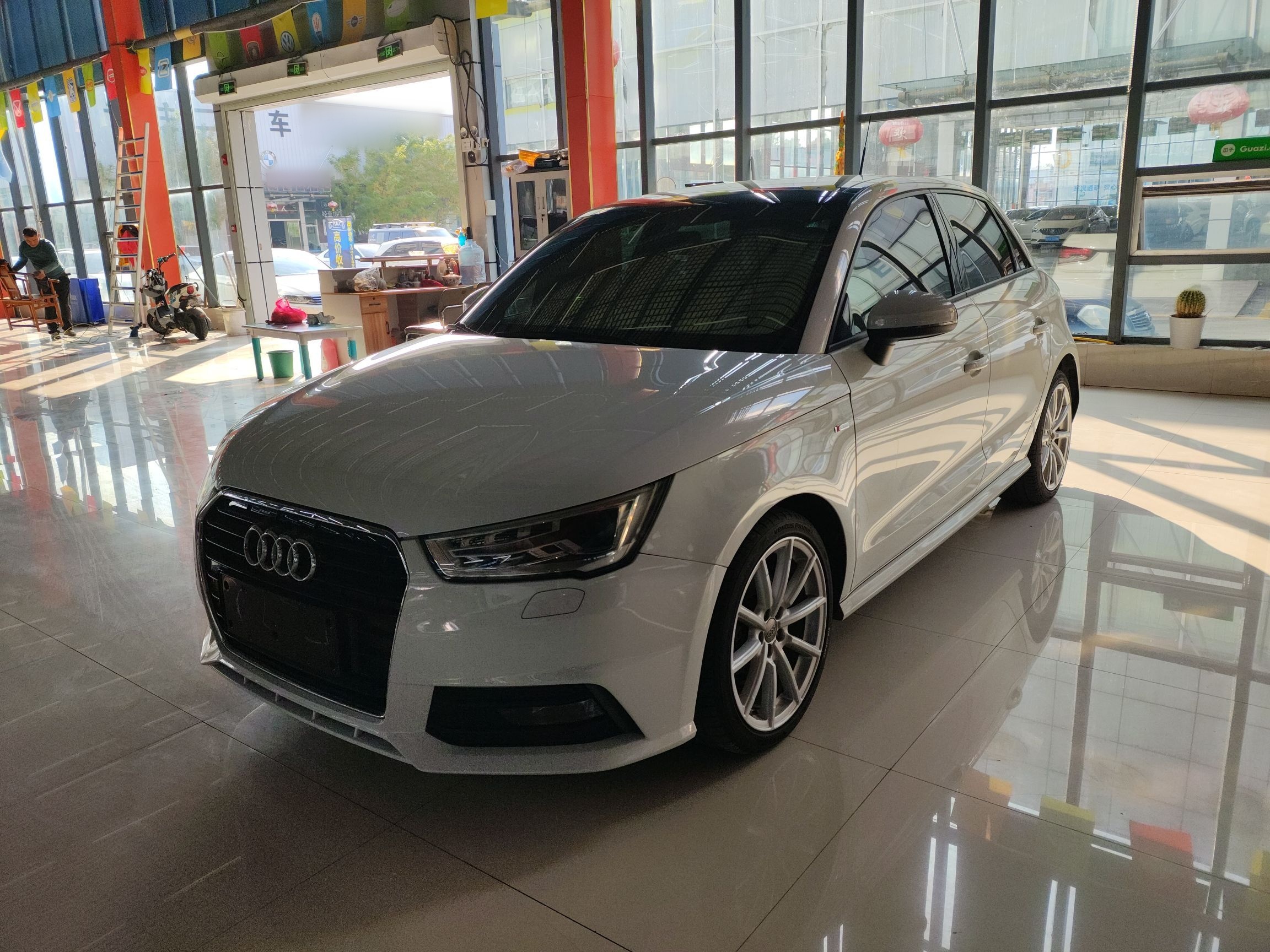 تحت مقدمة السيارة