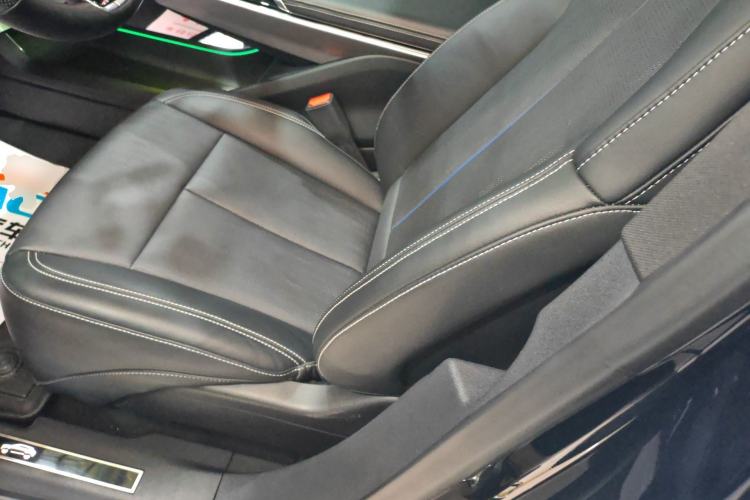 Used Cadillac LYRIQ 2024 Rear-Drive Standard Range Luxury Edition Left Front Seat