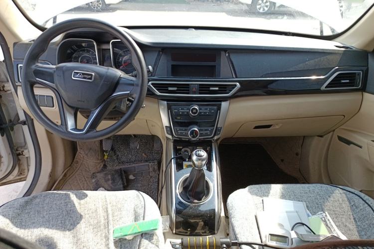 Used Zotye Domy X5 2017 Value Edition 1.6L Manual Comfort Model Center Console