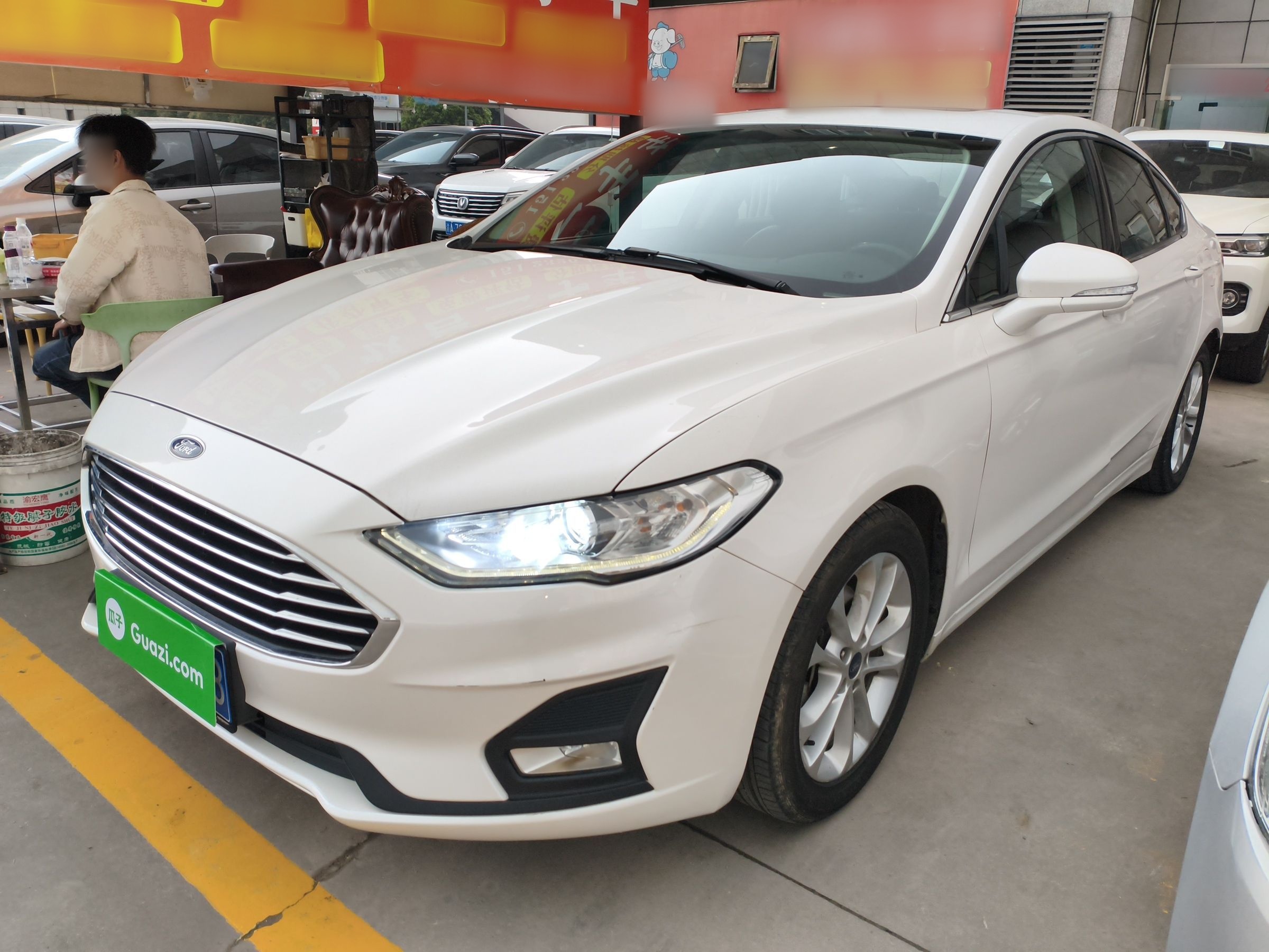 تحت مقدمة السيارة