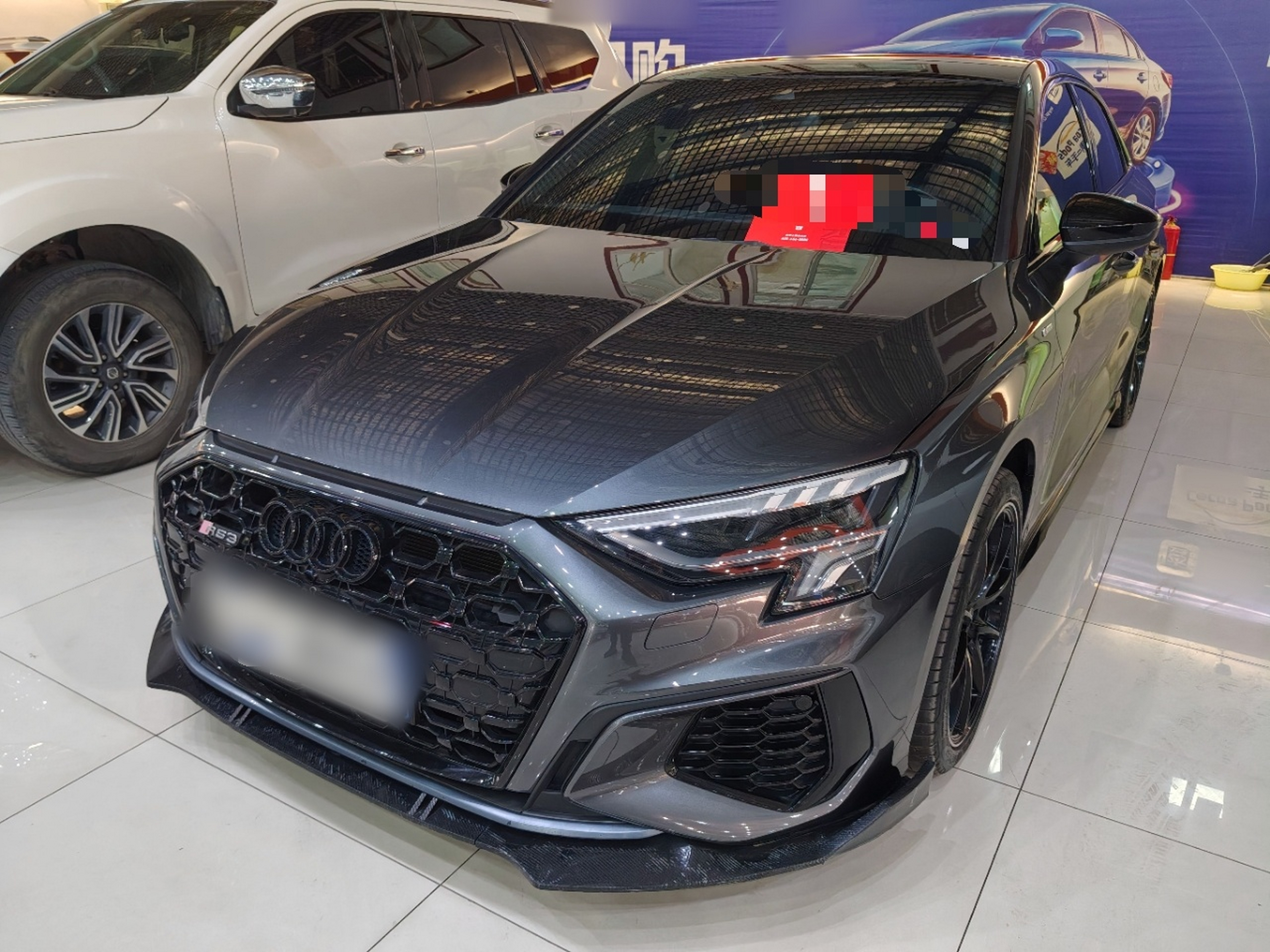 تحت مقدمة السيارة